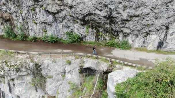 Veduta Aerea Dell Uomo Continua Sulla Strada Abbandonata Krasnaya Polyana — Video Stock