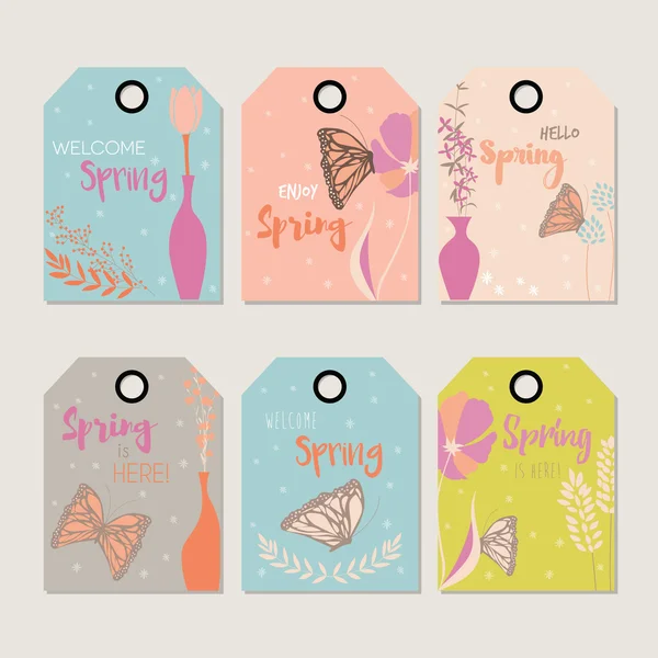 Diseño de etiquetas de regalo floral de primavera, con flores dibujadas a mano, elementos florales, jarrones y mariposas monarca — Vector de stock