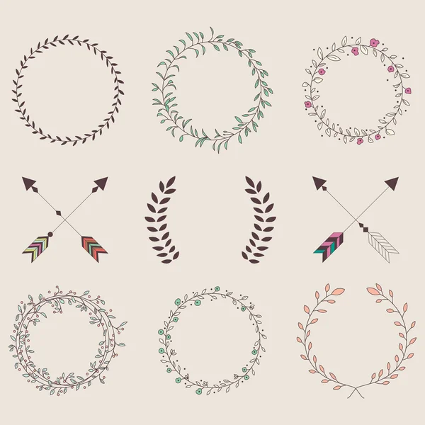 Flechas vintage dibujadas a mano, plumas, divisores y elementos florales — Vector de stock