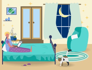 Pijamalı bir adam evde, yatak odasındaki laptopta çalışıyor. Serbest konsept, covid-19 nedeniyle karantina.