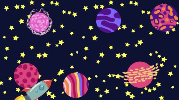 Cartoon Space. Kreslená raketa létá vesmírem kolem zavěšených planet, satelitů a dalších objektů. — Stock video