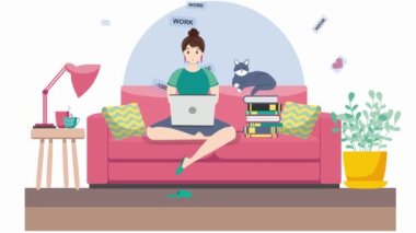 Bir kadın evdeki kanepede dizüstü bilgisayarda çalışıyor. Serbest konsept, covid-19 yüzünden karantina. Web kamerasıyla konuşan mutlu genç iş kadını, çevrimiçi video konferansı yapıyor..