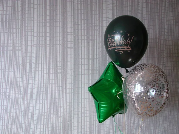 Üzerinde Mutlu Yıllar Yazan Siyah Balon Yeşil Balon Sarı Arka — Stok fotoğraf