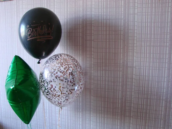 Üzerinde Mutlu Yıllar Yazan Siyah Balon Yeşil Balon Sarı Arka — Stok fotoğraf