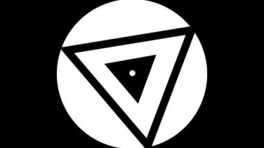 Siyah ve beyaz üçgenler büyüdükçe büyüyorlar. Tahıl etkisi, eski görüntü, optik yanılsama