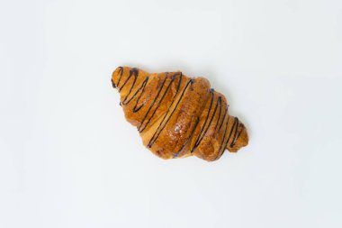 Beyaz arka planda çikolatalı taze kruvasan.