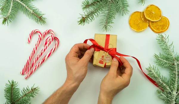 Noel için hazırlanıyorum. Yeni yıl el sanatları, hediyeler, köknar dalları, çelenkler. Beyaz arka plan. Yukarıdan görüntüle.