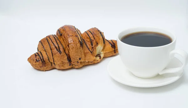 Horní Pohled Nebo Ploché Ležel Šálek Kávy Croissant Bílém Pozadí — Stock fotografie