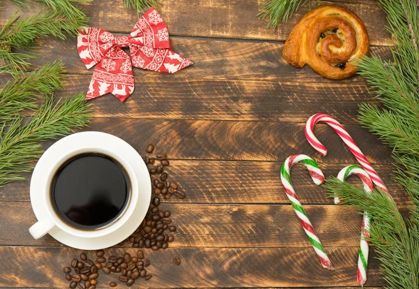 Świąteczna Kawa Rogalik Choinką Drewnianym Tle Nowy Rok — Zdjęcie stockowe