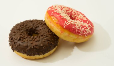 Çörekler beyaz arka planda izole edilmiş. Lezzetli jöleli çörekler, yakın plan..