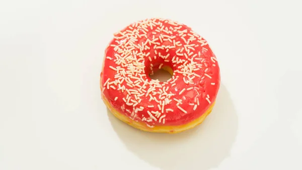 Sulu, parlak ve taze donut, pembe jöleli, beyaz arka plan manzaralı.