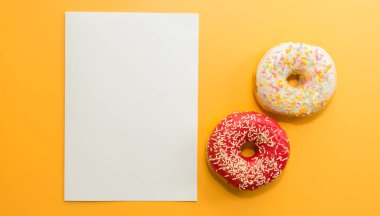 Sarı arka planda izole edilmiş çörekler. Lezzetli jöleli çörekler. Yakın plan..