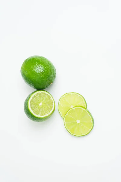 Beyaz Arka Planda Olgun Yeşil Limon Dilimi Izole — Stok fotoğraf
