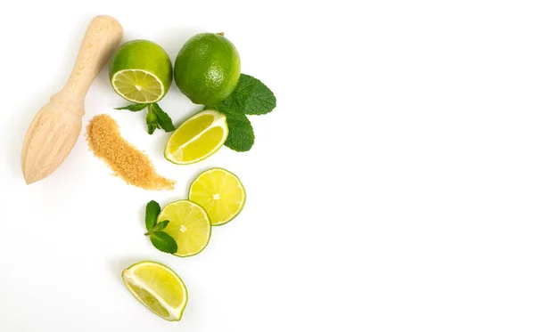 Mojito malzemeleri. Beyaz arka planda limon, nane ve kamış şekeri var. Tatlı şeker, nane yaprağı ve limon.