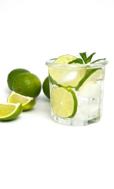 Limonlu, buzlu ve naneli bir bardak su. Beyaz arka planda izole edilmiş. Ferahlatıcı limonata, tatil konseptiyle yaz içkisi.