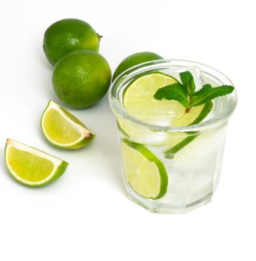 Limonlu, buzlu ve naneli bir bardak su. Beyaz arka planda izole edilmiş. Ferahlatıcı limonata, tatil konseptiyle yaz içkisi.
