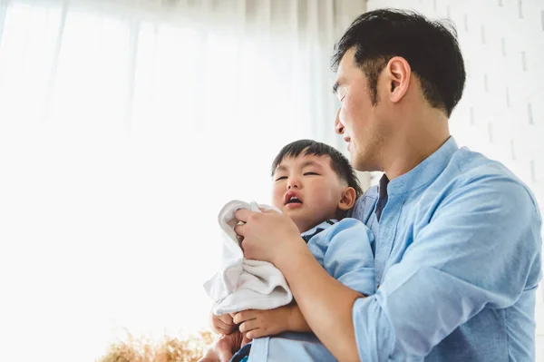 Aziatische Japanse Vader Troost Zijn Huilende Zoon Veegt Tranen Slaapkamer — Stockfoto