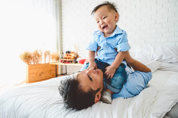 Twee Aziatische Vader Zijn Zoon Liggen Spelen Bed Slaapkamer Kind — Stockfoto