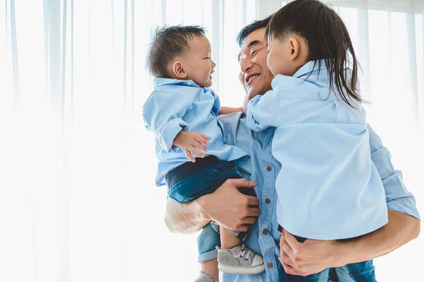 Gelukkig Vader Draagt Twee Kinderen Slaapkamer Thuis Aziatisch Gezin Dat — Stockfoto