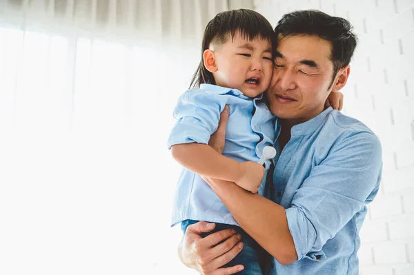 Aziatische Japanse Vader Dragen Troosten Zijn Huilende Zoon Slaapkamer Bij — Stockfoto