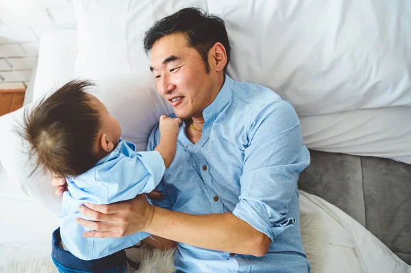 Aziatische Vader Zoon Spelen Morgens Samen Wit Bed Slaapkamer Twee — Stockfoto