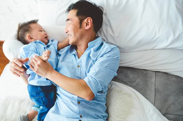 Aziatische Vader Zoon Spelen Morgens Samen Wit Bed Slaapkamer Twee — Stockfoto