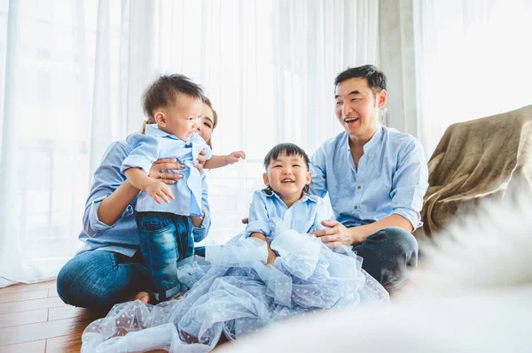 Счастливая Азиатская Семья Улыбается Смеется Вместе Спальне Дома Двое Родителей — стоковое фото