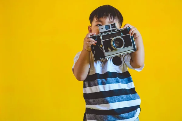 Niño Asiático Sosteniendo Una Vieja Cámara Vintage Haciéndose Pasar Por —  Fotos de Stock