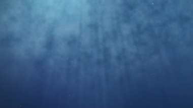 Parlayan güneş ışığı ve yüzen hava kabarcığı olan derin mavi deniz piyadesi. Deniz yatağı ve deniz altı konsepti. Doğa ve Dünya elementi. 4K görüntü hareket videosu