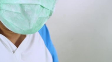 Hijyenik maske takan erkekler beyaz arka planda yeni grip virüsü yüzünden öksürüyorlar. Tıbbi sağlık hizmeti konsepti. Coronavirus ya da SARS grip salgını insan sağlığı ciddi sendromu. 4K