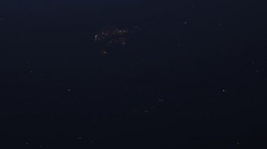 Evrenin ve galaksinin arka planında parlayan gündoğumu ile uzay görüşünde dönen kusursuz bir döngü. Doğa ve Dünya çevresi kavramı. Bilim ve dünya. 4k Ultra HD 3840x2160. 3B hareket görüntüleri