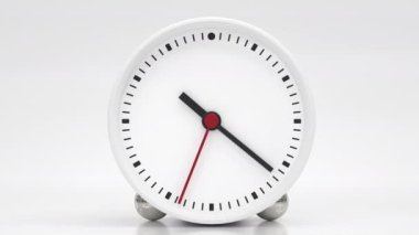 Saat 10: 00 'da beyaz arka planda saat 10: 00' da. Nesne ve ekipman konsepti. Son zamanlarda zaman teması. Zaman atlaması. 4K görüntüler hareketli video grafik tasarımı