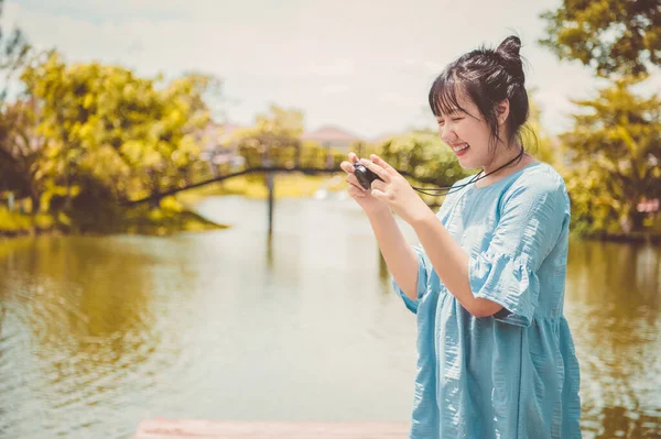 공원에서 파란색 드레스를 아시아 디지털 카메라를 기분좋게마스크 사진을 사람들의 자연의 — 스톡 사진