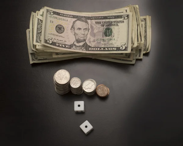 Обмен денег и кубики — стоковое фото