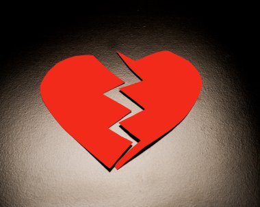 kırık kırmızı kalp