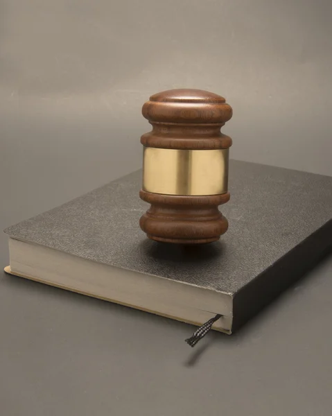 Gavel Judicial e Livro — Fotografia de Stock