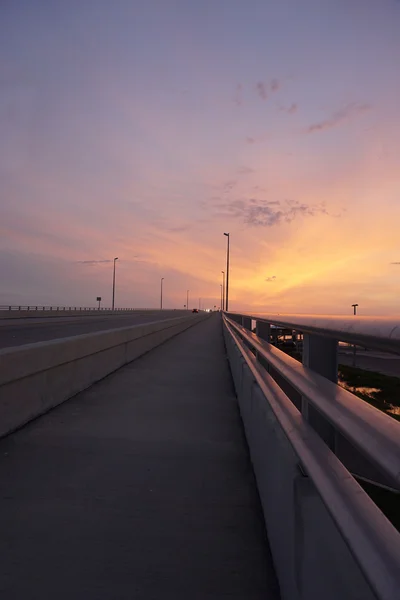 Ηλιοβασίλεμα πάνω από μια γέφυρα — Φωτογραφία Αρχείου