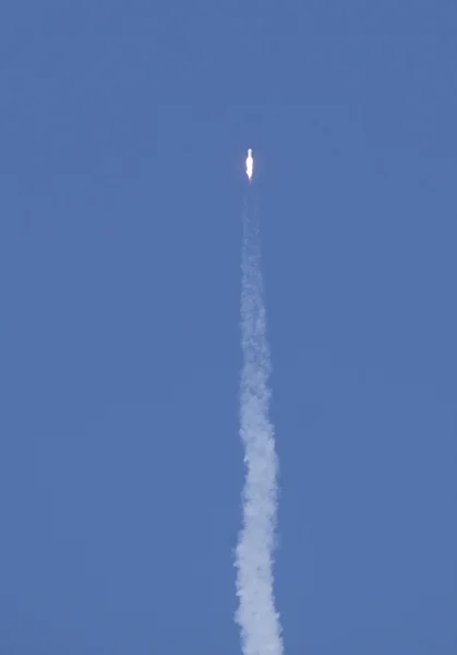 ロケットの飛行機雲と空 — ストック写真