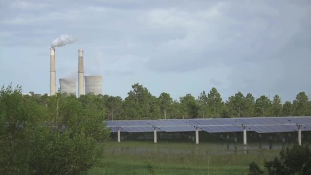 Power plant en zonnepanelen — Stockvideo