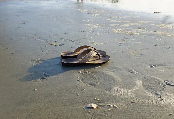 Hnědé kožené sandály — Stock fotografie