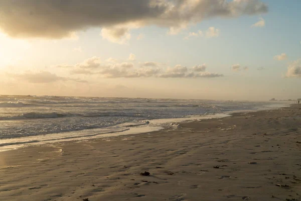 有金色阳光的威尔伯海滩 日出时反射出海滩 大西洋和沙滩 — 图库照片