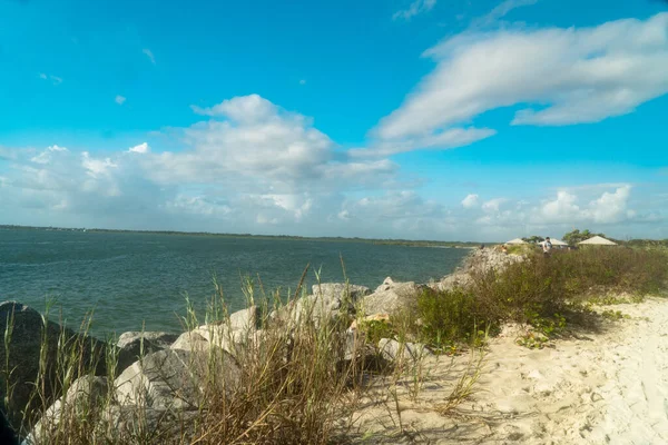 Блакитне Небо Атлантичний Океан Камінням Піском Ponce Inlet Florida — стокове фото