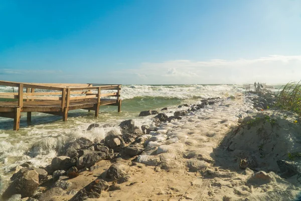 在佛罗里达州庞塞湾 蓝天和大西洋上布满了岩石和沙子 — 图库照片