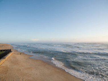 Güneşin doğuşu St. Augustine Florida sahilini aydınlatır.