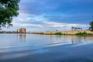 Formosa Gölü ve 6 Haziran 2021 'de şehrin arka planında Güzel Orlando Florida