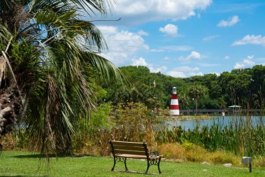 Güzel mavi parçalı bulutlu Florida gökyüzü Dora Dağı 'nın üzerinde bir yaz öğleden sonra