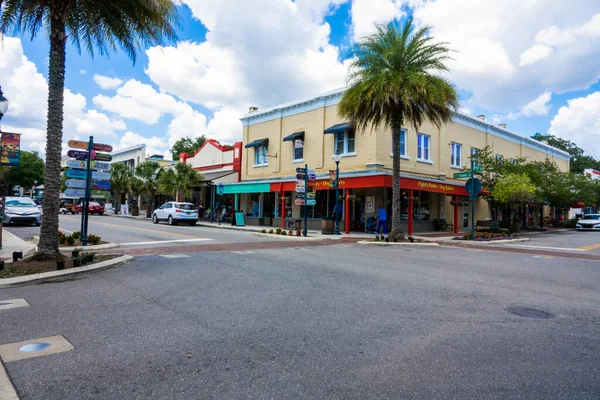 Downtown Mount Dora Vlnícími Mraky Letním Odpoledni — Stock fotografie