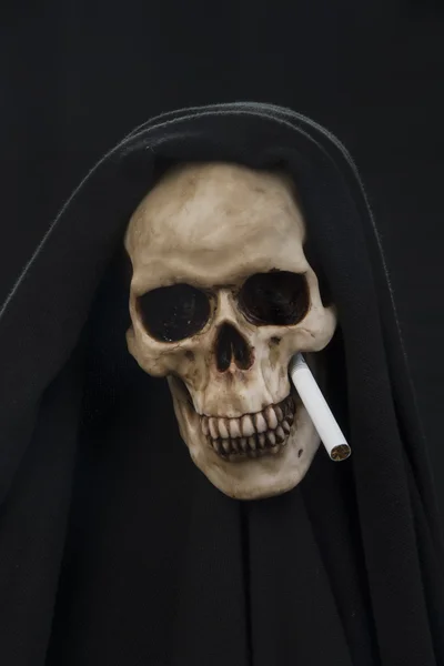 Lebka a cigarety — Stock fotografie