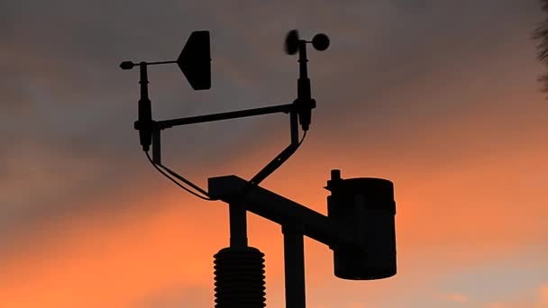 Meteorologie station met vurige kleur wolken — Stockvideo