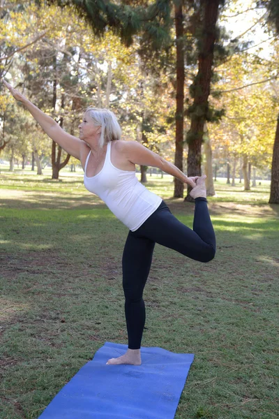 Yoga sênior — Fotografia de Stock